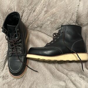 Red Wing Heritage Classic Moc
Black
Women’s size 8.5
Worn 2x
